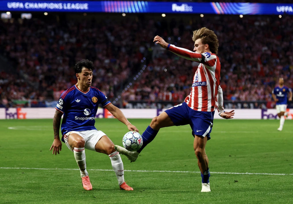 Lisandro Martinez (áo xanh) tranh chấp với Pablo Barrios trong trận Man Utd thua Atletico Madrid 0-2 ở lượt hai vòng phân hạng Champions League ngày 13/10 trên sân Metropolitano, Madrid. Ảnh: Reuters