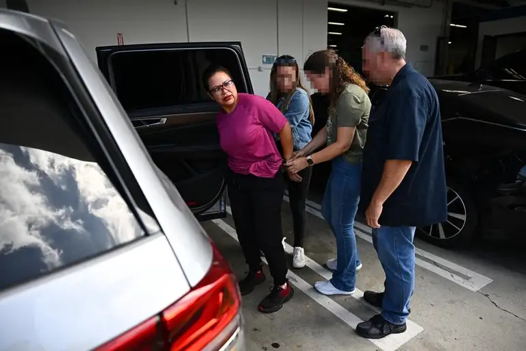 Alma Patricia Contreras Villafana (áo hồng) bị bắt giữ hôm 18/9. Ảnh: California Post