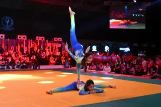 Hai VĐV thể hiện khả năng giữ thăng bằng trong phần thi tại giải VĐTG yogasana tại Ấn Độ tháng 6/2026. Ảnh: World Yogasana Championship