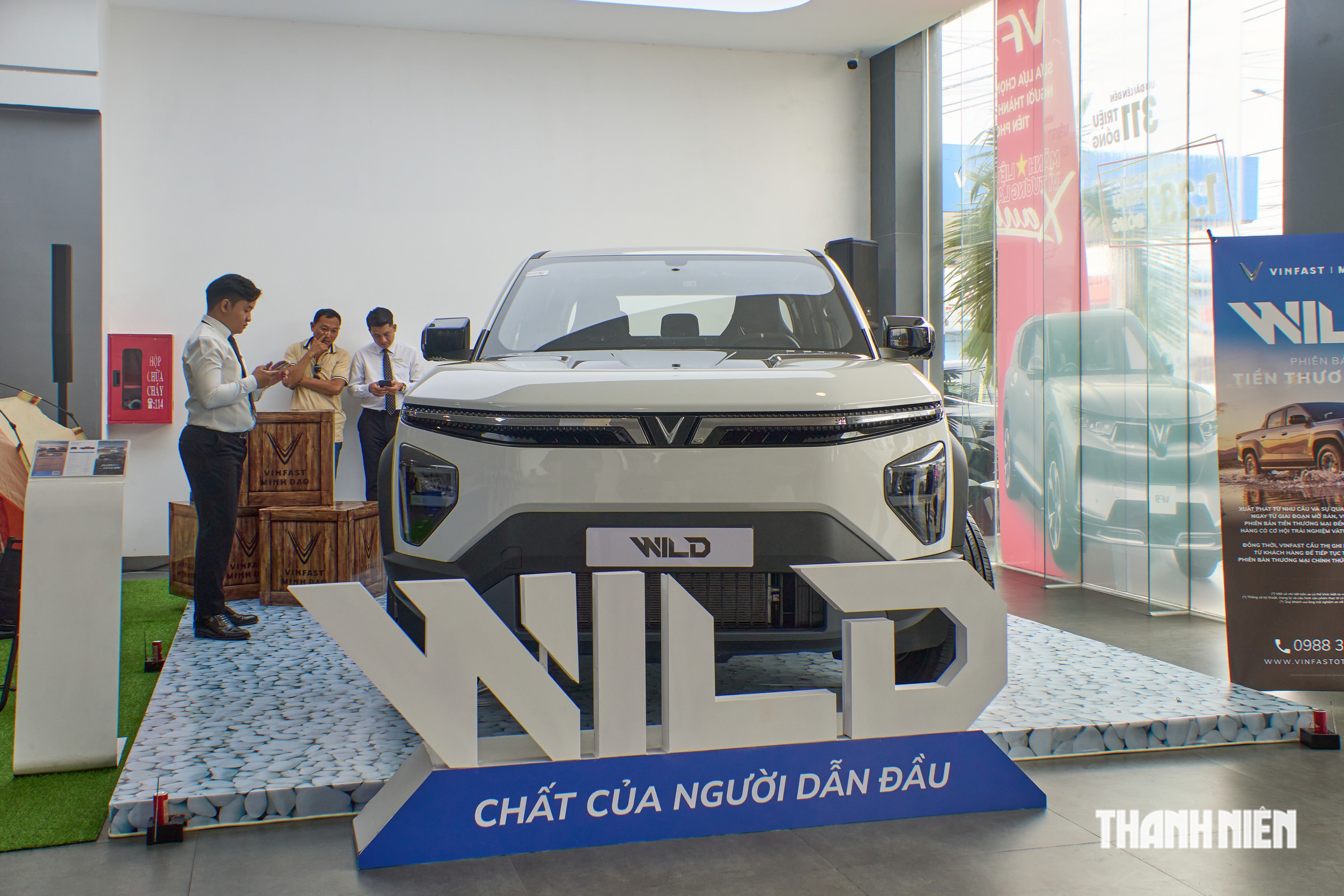 Nhìn trực diện, mẫu xe này vẫn giữ nhiều nét thiết kế đặc trưng tương tự bản concept xuất hiện tại CES 2024, nổi bật với dải nẹp crôm bên dưới nắp ca-pô. Cụm đèn chiếu sáng tách khỏi đèn định vị và đưa xuống thấp hai bên, trong khi phần cản trước sử dụng nhiều mảng ốp nhựa tối màu