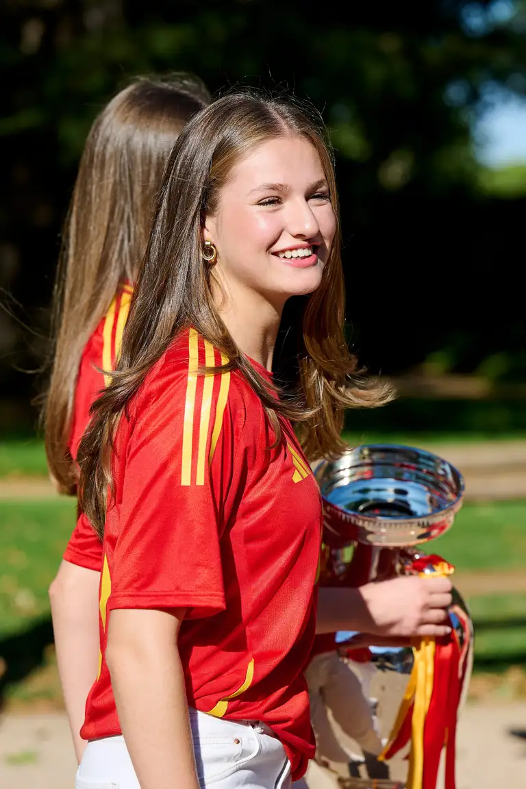 Ngày 15-7-2024, Công chúa Leonor mặc áo đấu bóng đá tại Cung điện Zarzuela ở Madrid để đón đội tuyển Tây Ban Nha trở về sau khi giành chức vô địch Euro 2024. Trong buổi lễ ăn mừng, công chúa cùng các thành viên đội tuyển nâng cao chiếc cúp vô địch và chụp ảnh lưu niệm - Ảnh: Borja