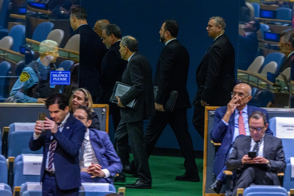 Phái đoàn Iran do Ngoại trưởng Abbas Araghchi dẫn đầu rời đi sau bài phát biểu của Tổng thống Iran Masoud Pezeshkian tại trụ sở LHQ ở New York ngày 23/9. Ảnh: AFP