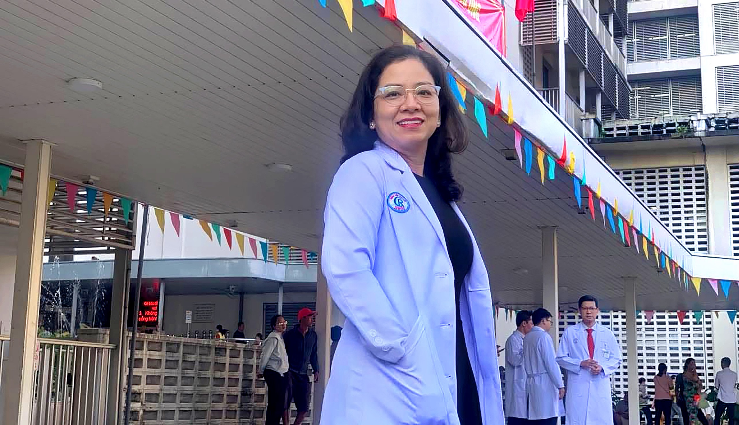 ThS.BS Phạm Thị Vân Thanh đã trực tiếp ép tim, xử trí chống sặc, giúp nữ hành khách Úc vượt qua nguy kịch ngay trên chuyến bay - Ảnh: Bác sĩ cung cấp