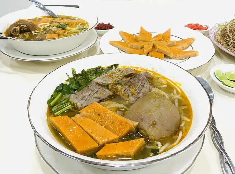 Tô bún bò Huế do Quế Trân tự tay nấu - Ảnh: NVCC