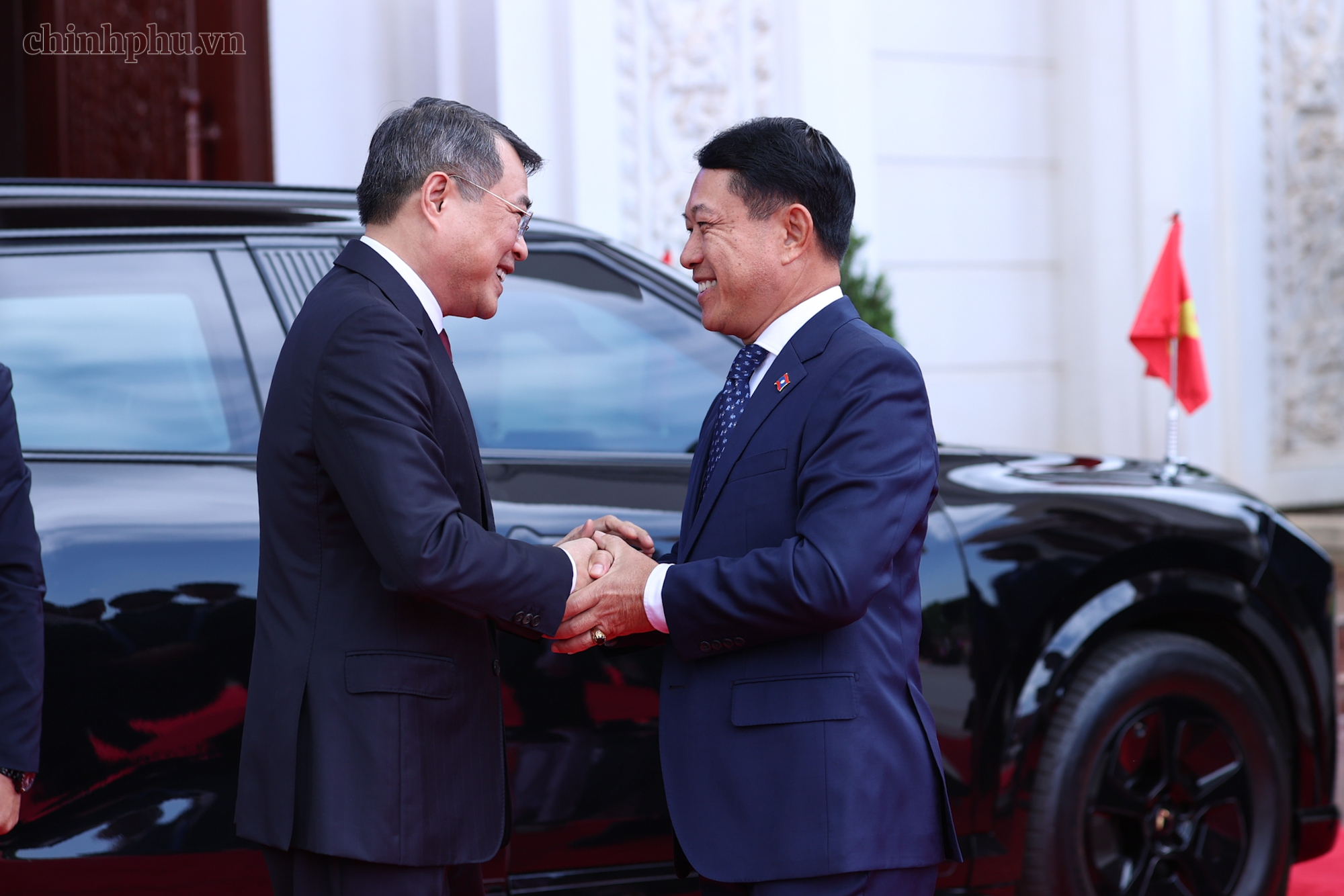 Thủ tướng Saleumxay Kommasith đón Thủ tướng Lê Minh Hưng tại Phủ Thủ tướng Lào - Ảnh: CHINHPHU.VN