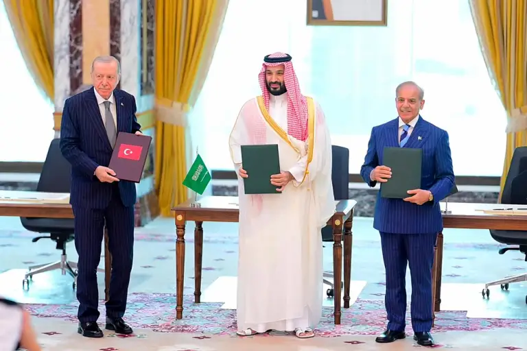 Từ trái qua phải: Tổng thống Thổ Nhĩ Kỳ Recep Tayyip Erdogan, Thái tử Arab Saudi Mohammed bin Salman và Thủ tướng Pakistan Shehbaz Sharif chụp ảnh sau khi ký Hiệp ước Quốc phòng chung Mecca tại Mecca, Arab Saudi ngày 7/8. Ảnh: AFP