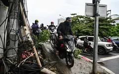 Hà Nội: Xe trộn bê tông va chạm, mắc kẹt dưới gầm cầu Long Biên