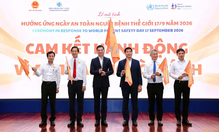 Đại biểu thực hiện nghi thức phát động cam kết “Chăm sóc an toàn suốt đời” tại chương trình
