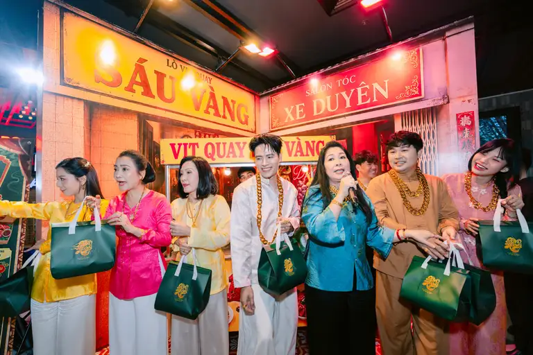 Dàn diễn viên Lên hương tích cực tham gia các hoạt động giao lưu cùng khán giả