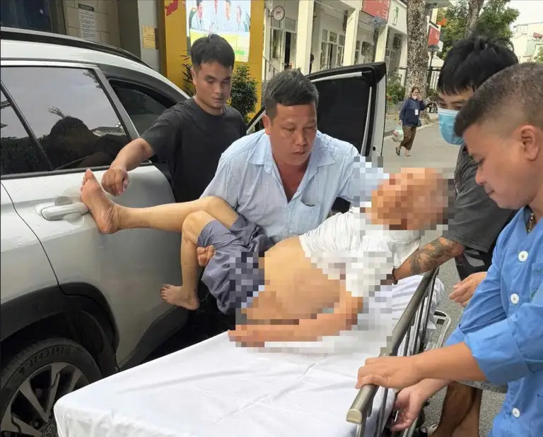 Cụ ông bị tai biến cần cấp cứu, CSGT Hà Nội nhanh chóng dùng xe chuyên dụng mở đường, hỗ trợ đưa người bệnh đến Bệnh viện Bạch Mai kịp thời.