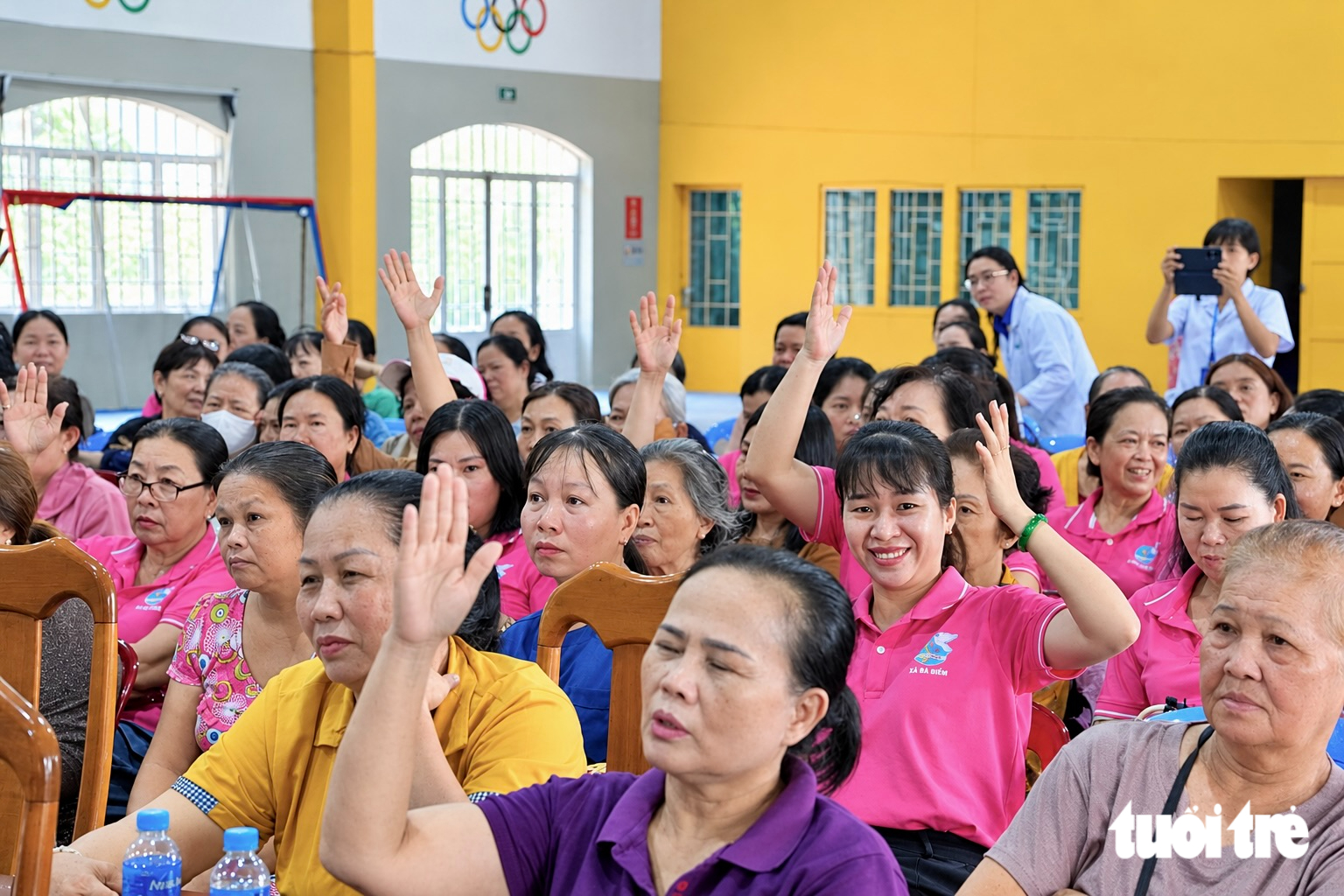 Nhiều chị em phụ nữ tham dự chương trình truyền thông, giáo dục sức khỏe về phòng ngừa và phát hiện ung thư vú, ung thư cổ tử cung do Bệnh viện Đa khoa khu vực Hóc Môn phối hợp với UBND xã Bà Điểm và trạm y tế xã tổ chức - Ảnh: XUÂN MAI