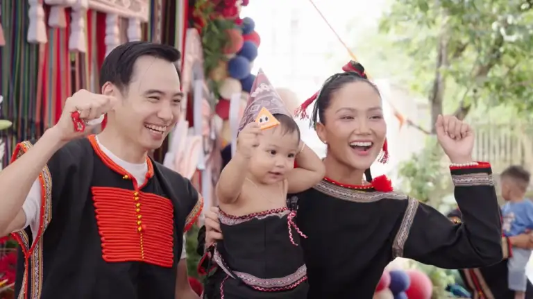 Niềm hạnh phúc của vợ chồng H'Hen Niê bên con gái.