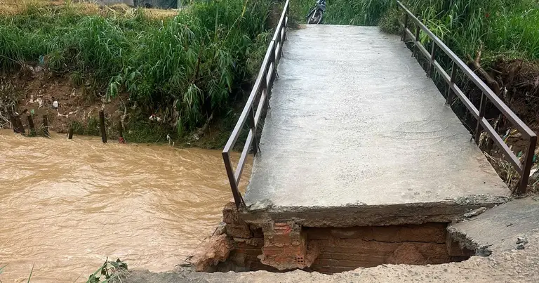 Sạt lở mố cầu ở Lâm Đồng, 35 người bị cô lập