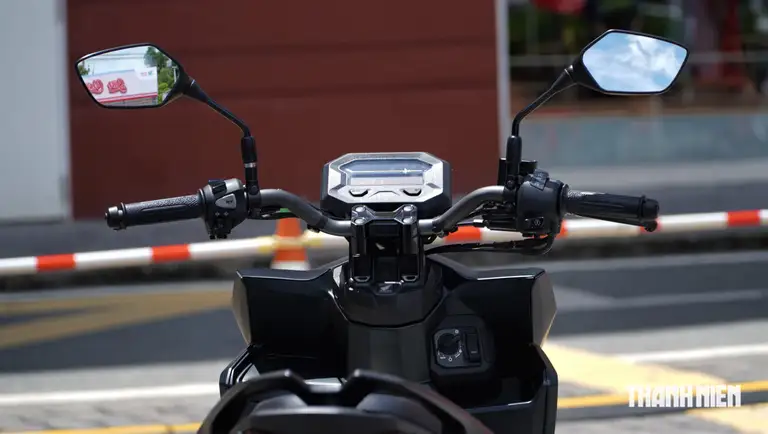 Honda cho biết, thiết kế tay lái trần không chỉ nhằm tạo điểm nhấn về ngoại hình mà còn hướng đến tư thế điều khiển tự nhiên, thoải mái hơn. Tuy nhiên, sự khác biệt của bản Street chủ yếu nằm ở phong cách, trong khi kết cấu khung xe và nền tảng vận hành vẫn tương đồng với bản Đặc biệt