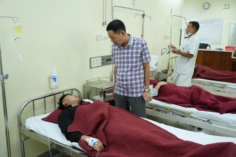 Ông Hà Văn Tuấn - Phó chủ tịch UBND thành phố Huế - thăm hỏi công nhân của Công ty Scavi Huế nhập viện do ngộ độc thức ăn - Ảnh: VĂN BỐN