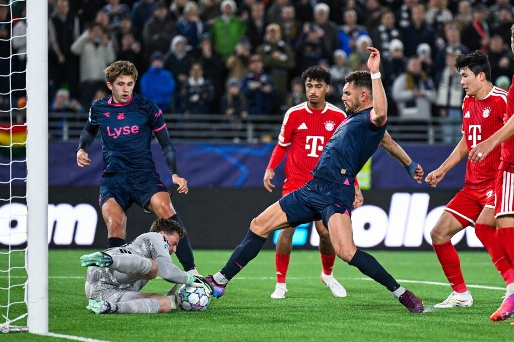 Hậu vệ Gianni Stensness cố gắng dứt điểm trước sự ngăn cản của thủ môn Bayern Munich Jonas Urbig trong trận đấu giữa Viking FK và FC Bayern Munich ở Stavanger, Na Uy ngày 13/10/2026. Ảnh: AFP