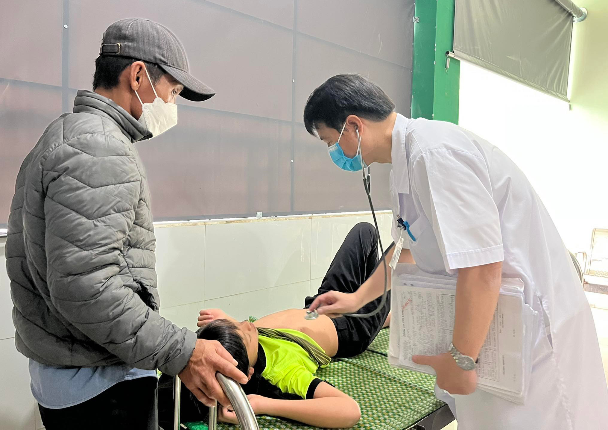 Một ca bệnh nhập viện do sốt xuất huyết tại Đà Nẵng - Ảnh: TRƯỜNG TRUNG