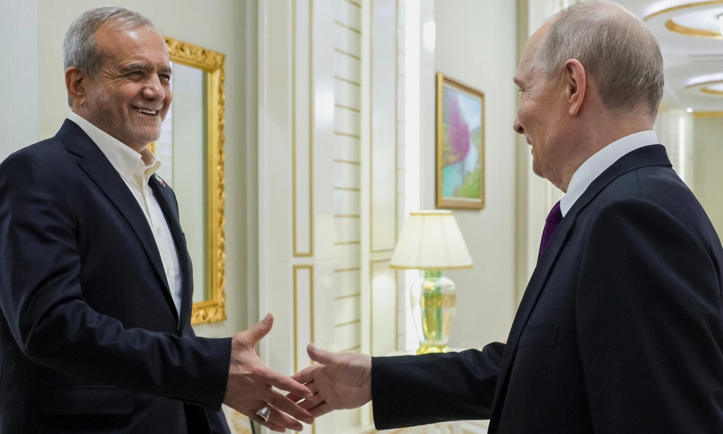 Tổng thống Pezeshkian (trái) gặp Tổng thống Putin tại Turkmenistan hôm 8/10. Ảnh: AP