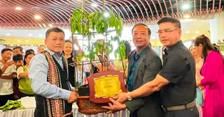 Củ sâm Ngọc Linh hơn 35 năm tuổi được đấu giá 725 triệu đồng