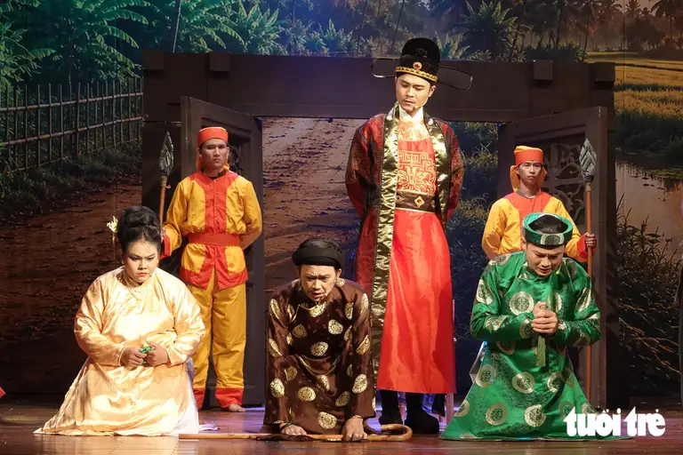 Hoài Linh "cầm đầu" phe phản diện trong vở - Ảnh: LINH ĐOAN