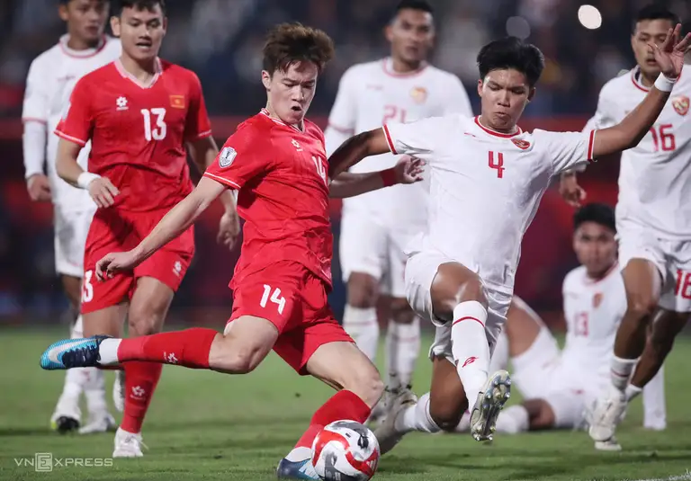 Tiền vệ Việt Nam Nguyễn Hoàng Đức (14) thi đấu trong trận thắng Indonesia 1-0 ở bảng B ASEAN Cup 2024, trên sân Việt Trì, Phú Thọ ngày 11/12/2024. Ảnh: Lâm Thoả
