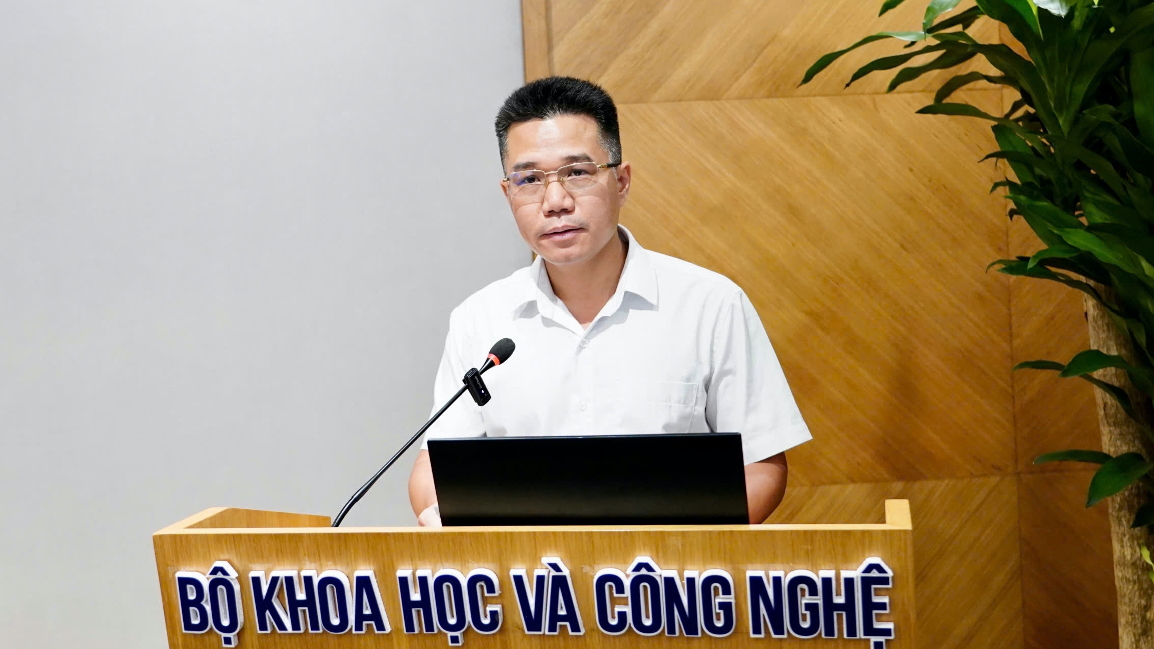 Ông Lê Văn Chung, đại diện Vụ Bưu chính chia sẻ về những điểm mới trong dự thảo luật Bưu chính sửa đổi