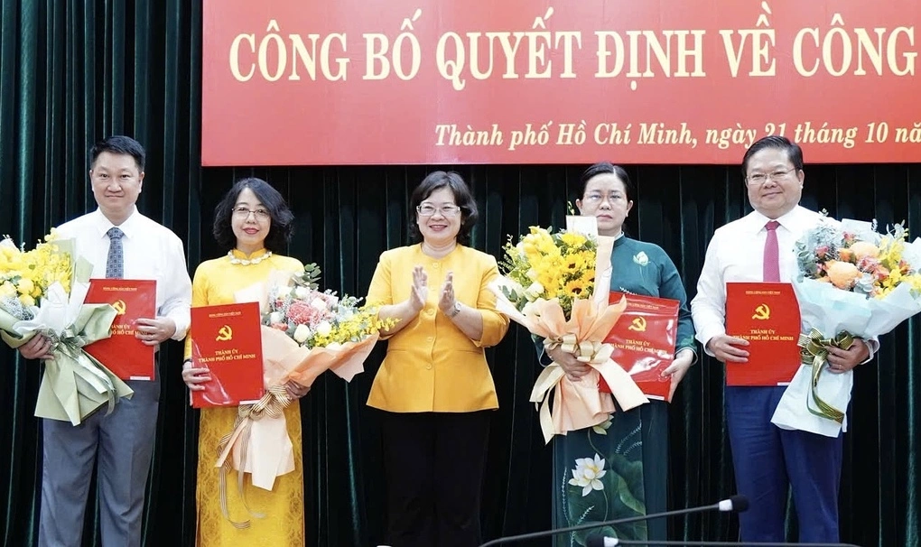 Phó bí thư Thành ủy TP HCM Văn Thị Bạch Tuyết trao quyết định cho các cá nhân từ phải qua: ông Lê Văn Thịnh, bà Trần Minh Xuân, bà Mai Thị Hồng Hoa và ông Nguyễn Ngọc Văn, chiều 21/10. Ảnh: An Phương