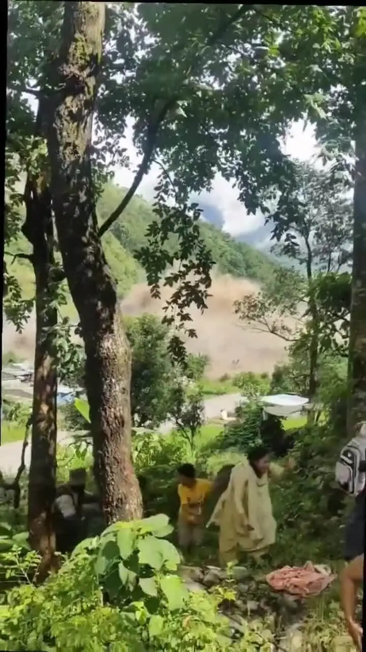 Khoảnh khắc người dân Nepal chạy lên rừng trốn lũ. Video: X/Preeti Sompura