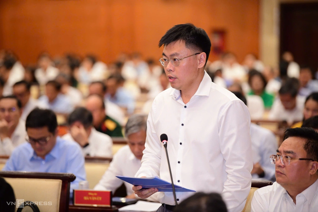 Phó chủ tịch UBND TP HCM kiêm Viện trưởng Nghiên cứu phát triển thành phố Trương Minh Huy Vũ phát biểu thảo luận, chiều 22/9. Ảnh: An Phương
