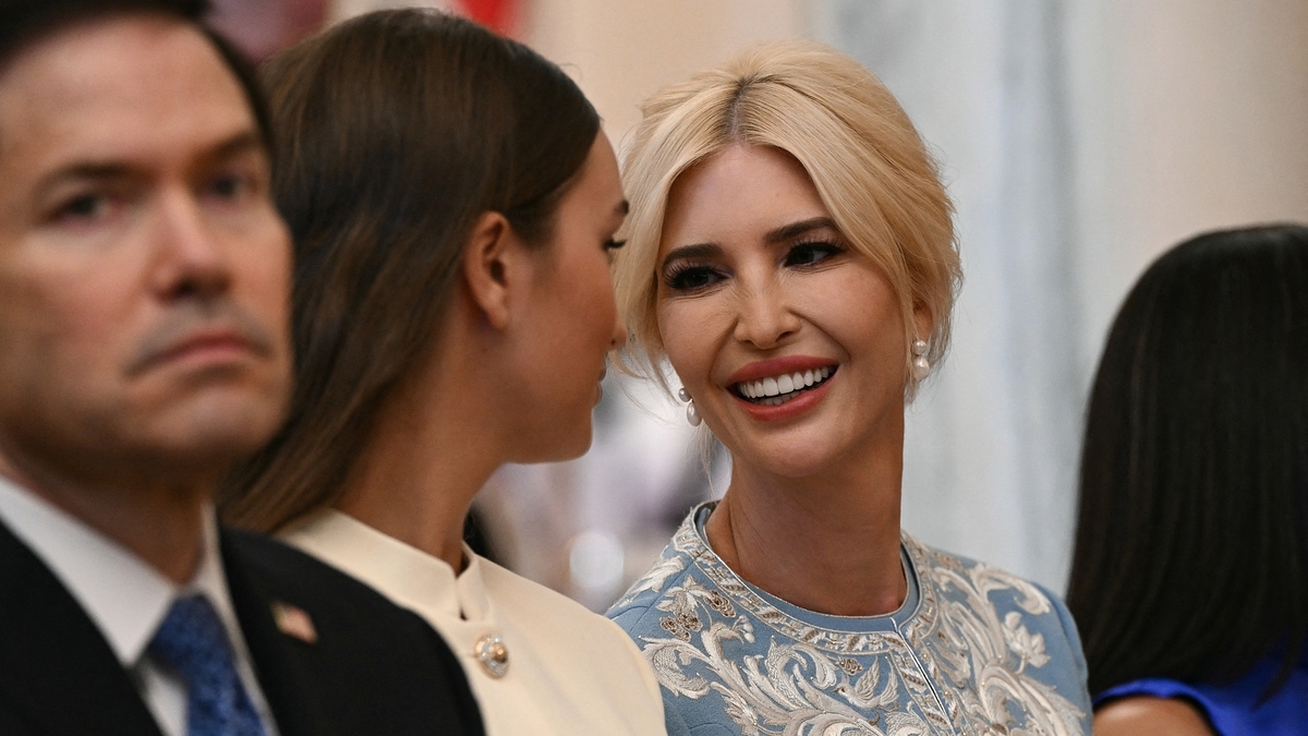 Câu chuyện đằng sau bộ đầm Ivanka Trump mặc trong lễ đón ông Tập