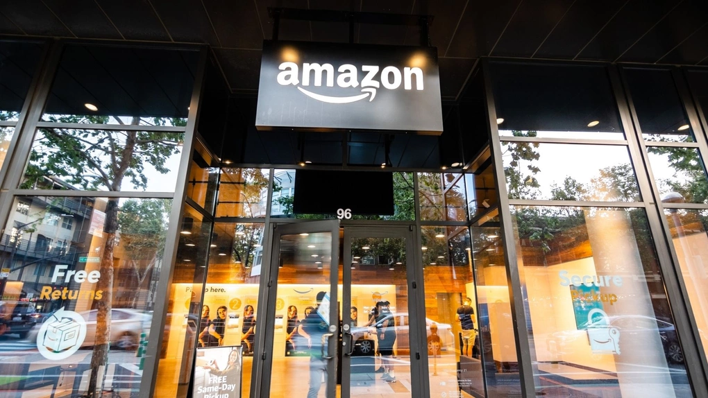 Bên ngoài một chi nhánh của Amazon. Ảnh: Investopedia