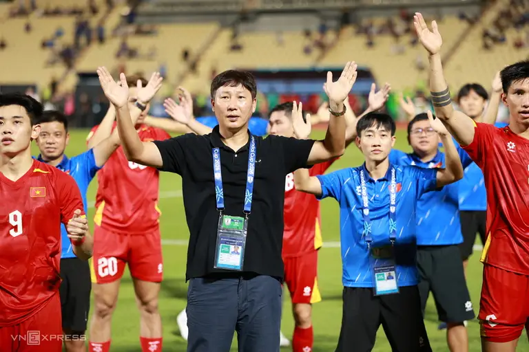 Đội tuyển Việt Nam ăn mừng sau khi thắng Thái Lan 2-0 ở lượt đi chung kết ASEAN Cup 2026, trên sân Rajamangala, tối 22/8. Ảnh: Đức Đồng