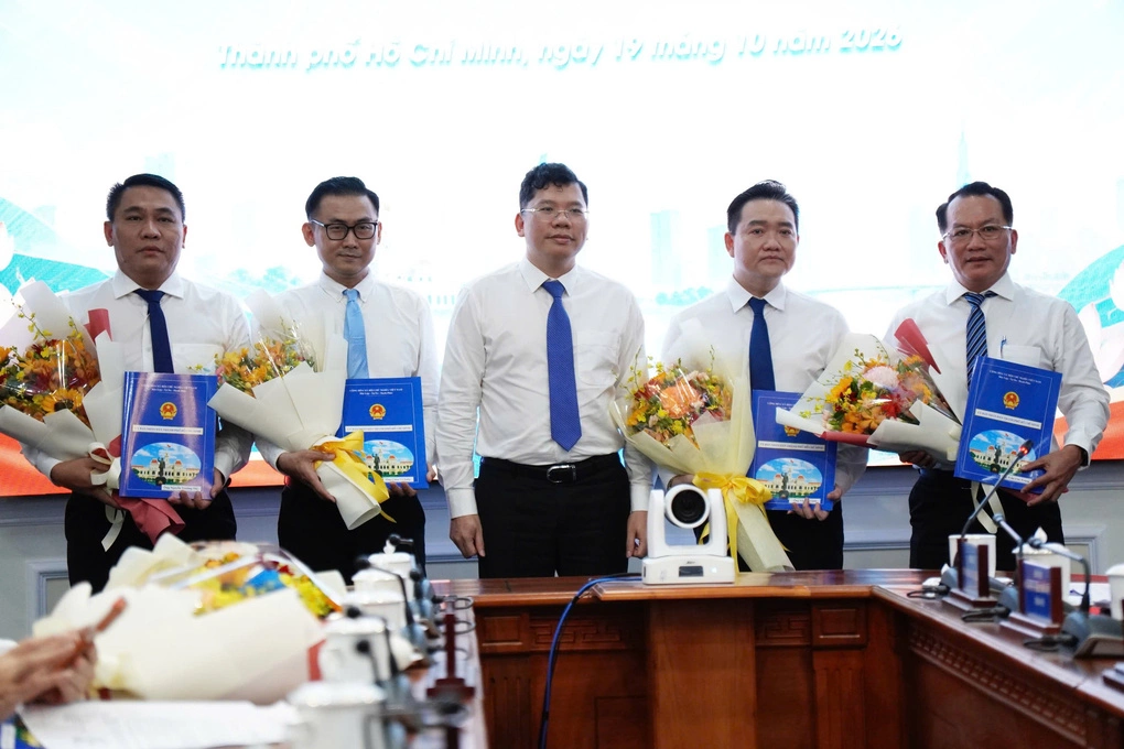 Phó chủ tịch UBND TP HCM Hoàng Nguyên Dinh trao quyết định cho các các ông (từ phải qua) Trần Chí Trung, Nguyễn Trường Thi, Châu Vĩ Tuấn, Vũ Văn Vịnh. Ảnh: An Phương