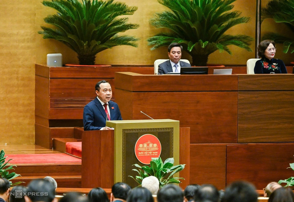 Bộ trưởng Khoa học và Công nghệ Vũ Hải Quân thừa ủy quyền Thủ tướng, trình Quốc hội dự án Luật sửa đổi, bổ sung một số điều Luật Đo lường. Ảnh: Hoàng Phong