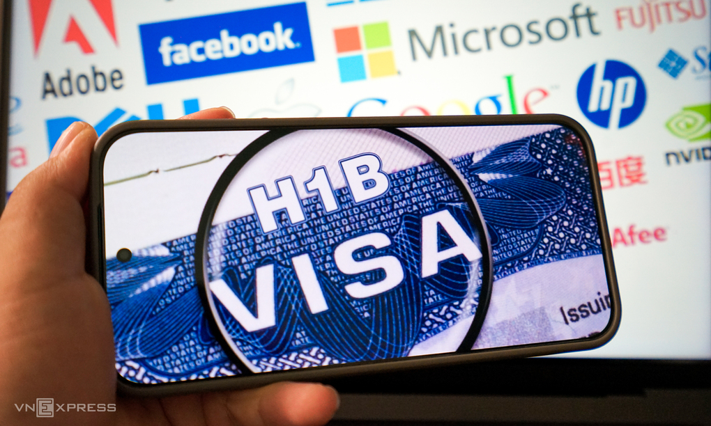 Màn hình smartphone với chữ "Visa H1B". Ảnh: Bảo Lâm