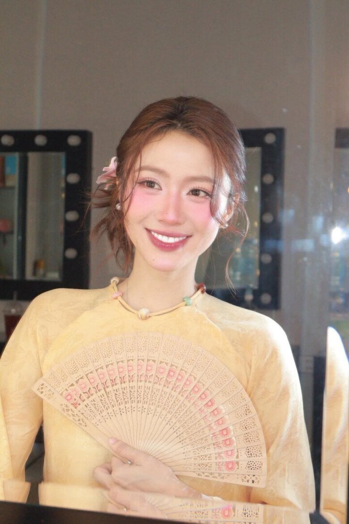 Lê Khánh Linh từng được biết đến với biệt danh “hot girl niềng răng”.