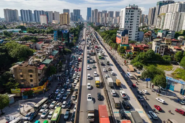 Giao thông trên Vành đai 3 trên cao ùn tắc kéo dài hơn 4 km từ nút giao Trung Hòa, theo hướng đi các cửa ngõ phía tây và phía nam Thủ đô, chiều 29/8. Ảnh: Thế Bằng