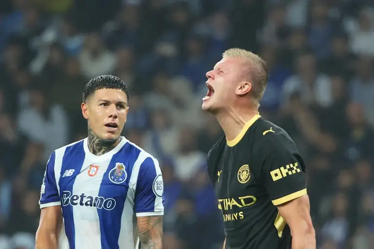 Tiền đạo Erling Haaland (phải) ăn mừng sau khi giúp Man City đánh bại Porto - Ảnh: AP