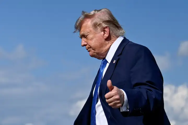 Tổng thống Mỹ Donald Trump tại sân bay Morristown Municipal, bang New Jersey (Mỹ) ngày 31-7 - Ảnh: REUTERS