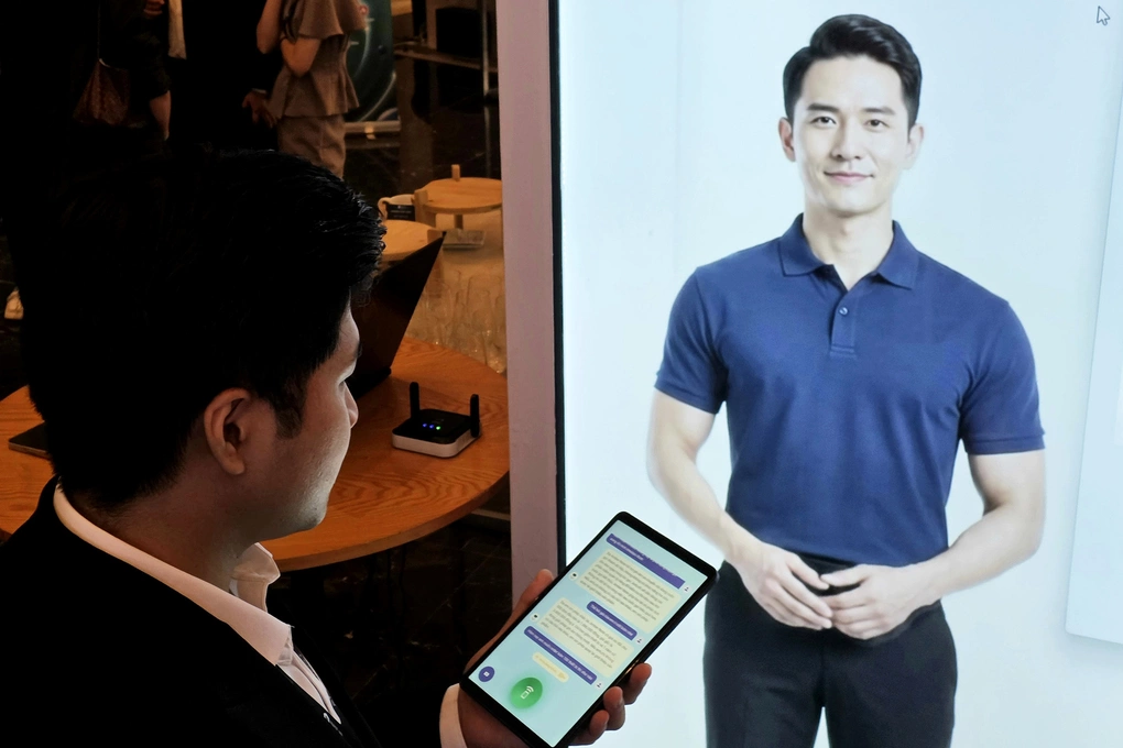 Một người dùng tương tác với trợ lý ảo, tại một sự kiện công nghệ, tháng 9/2026 tại Hà Nội. Ảnh: Trọng Đạt