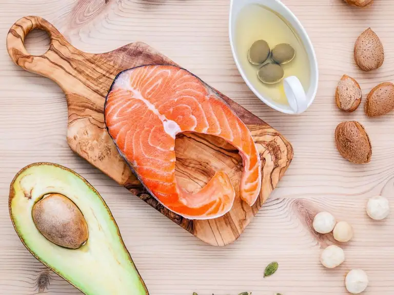 Các loại cá béo như cá hồi, cá trích, cá mòi rất giàu omega-3 - Ảnh minh họa
