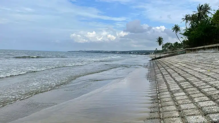 Bãi biển Mũi Né ngập rác đã được dọn sạch