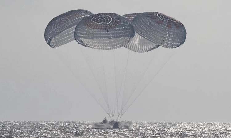 Tàu Crew Dragon Freedom hạ cánh xuống biển. Ảnh: NASA