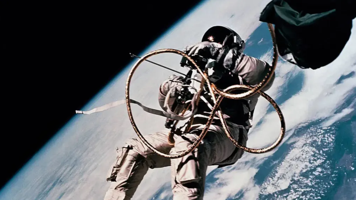 Phi hành gia NASA trong một chuyến đi bộ ngoài không gian - Ảnh: NASA
