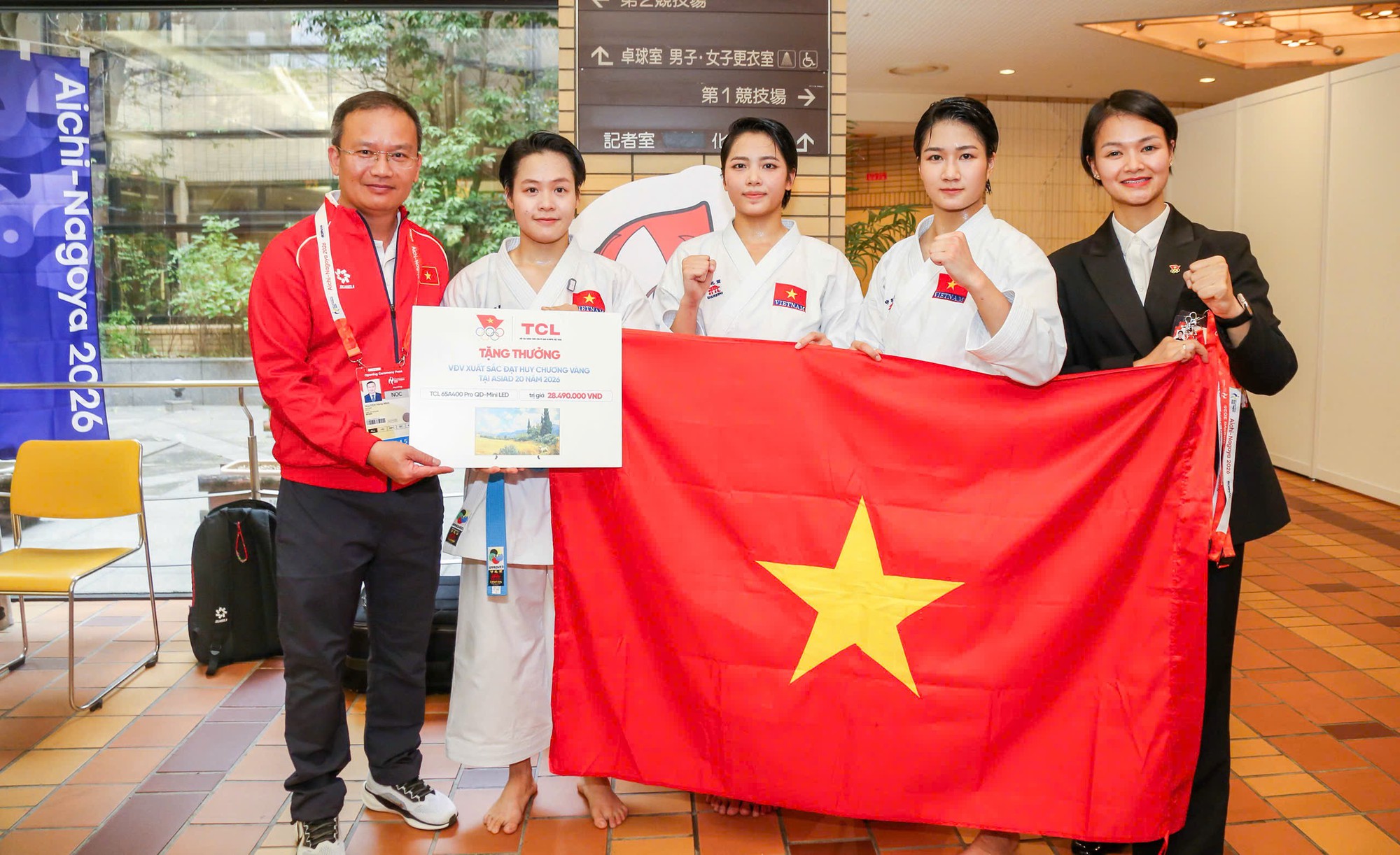 Trưởng đoàn Nguyễn Hồng Minh trao thưởng nóng