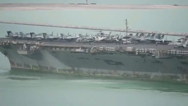 Tàu sân bay USS Abraham Lincoln bong tróc, hoen rỉ khi cập cảng Laem Chabang, Thái Lan ngày 2/9. Video: X/wuthi11_