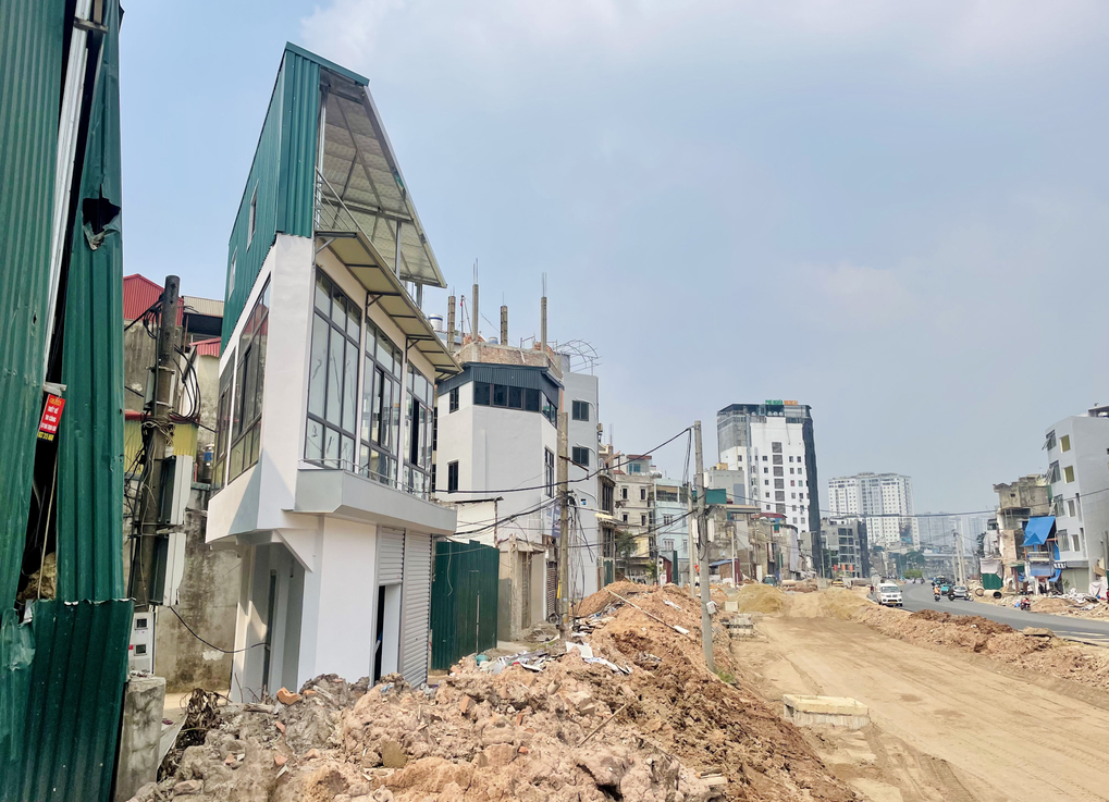 Một căn hộ lẻ loi ở đường vành đai 2.5 và con ngõ, qua phường Khương Đình, Hà Nội. Ảnh: Quỳnh Dương