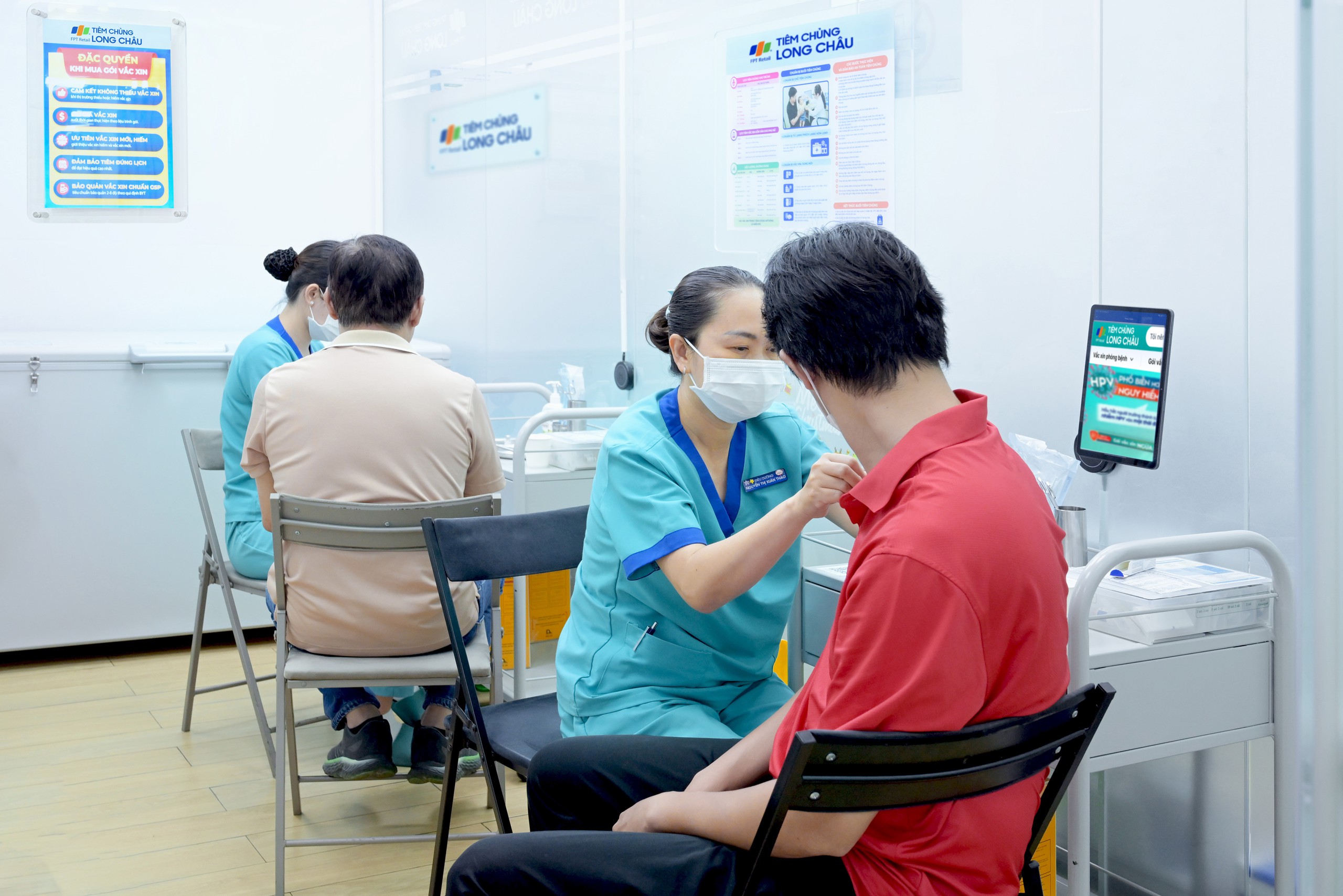 Các bác sĩ khuyến cáo tiêm phòng vắc xin cúm hằng năm - Ảnh: H.K