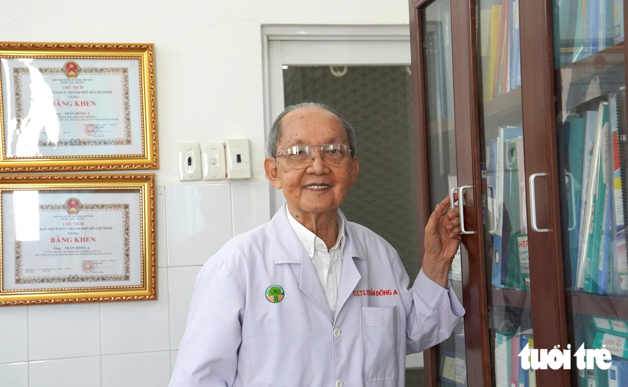Ở tuổi 85, Giáo sư Trần Đông A vẫn đều đặn đến Bệnh viện Nhi đồng 2 vào thứ Ba, Tư và Năm hàng tuần làm việc với vai trò là cố vấn chuyên môn cao cấp - Ảnh: XUÂN MAI