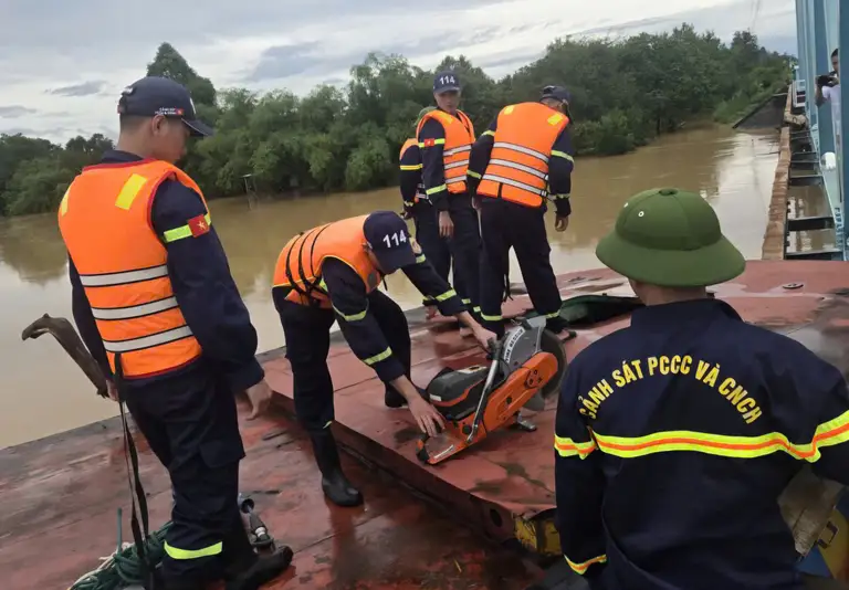 Lực lượng chức năng sử dụng phương tiện chuyên dụng để giải cứu sà lan mắc kẹt. Ảnh: T.L.